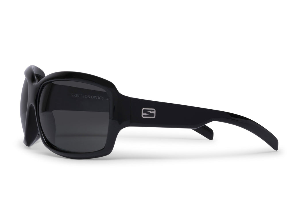 Serena sunglasses in glossy black, lens detail
